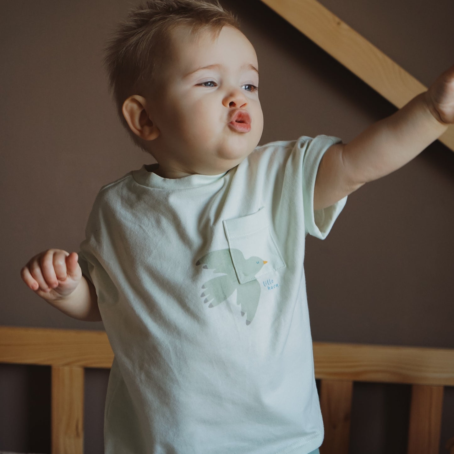 T-shirt mit Brusttasche und Druck