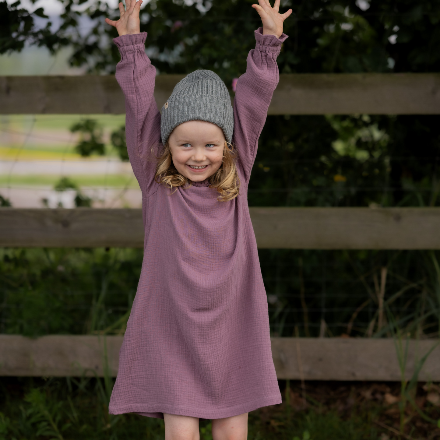 kurzes Musselinkleid mit Rüschen