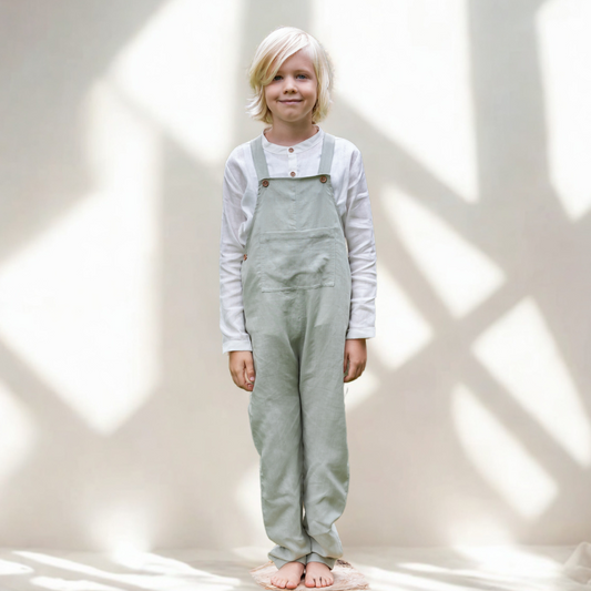 leichte Latzhose mit großer Brusttasche