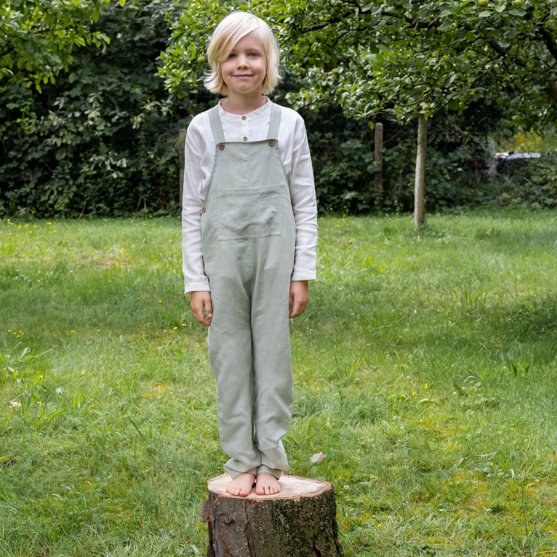 leichte Latzhose Kinder grün