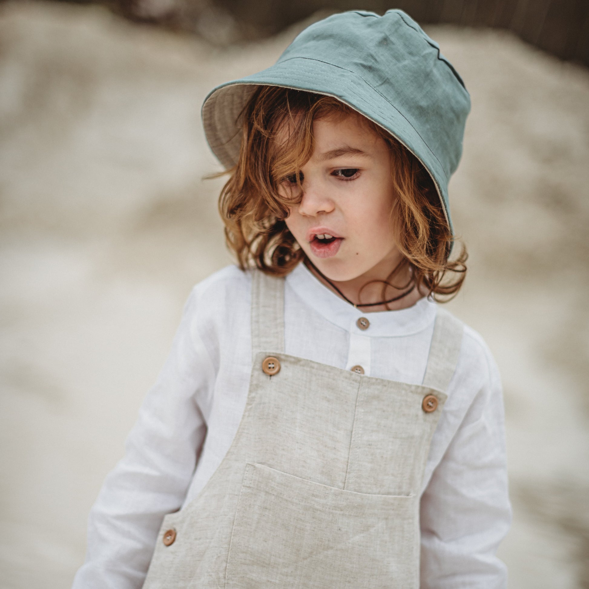 Beige Latzhose und Bucket Hat Kinder
