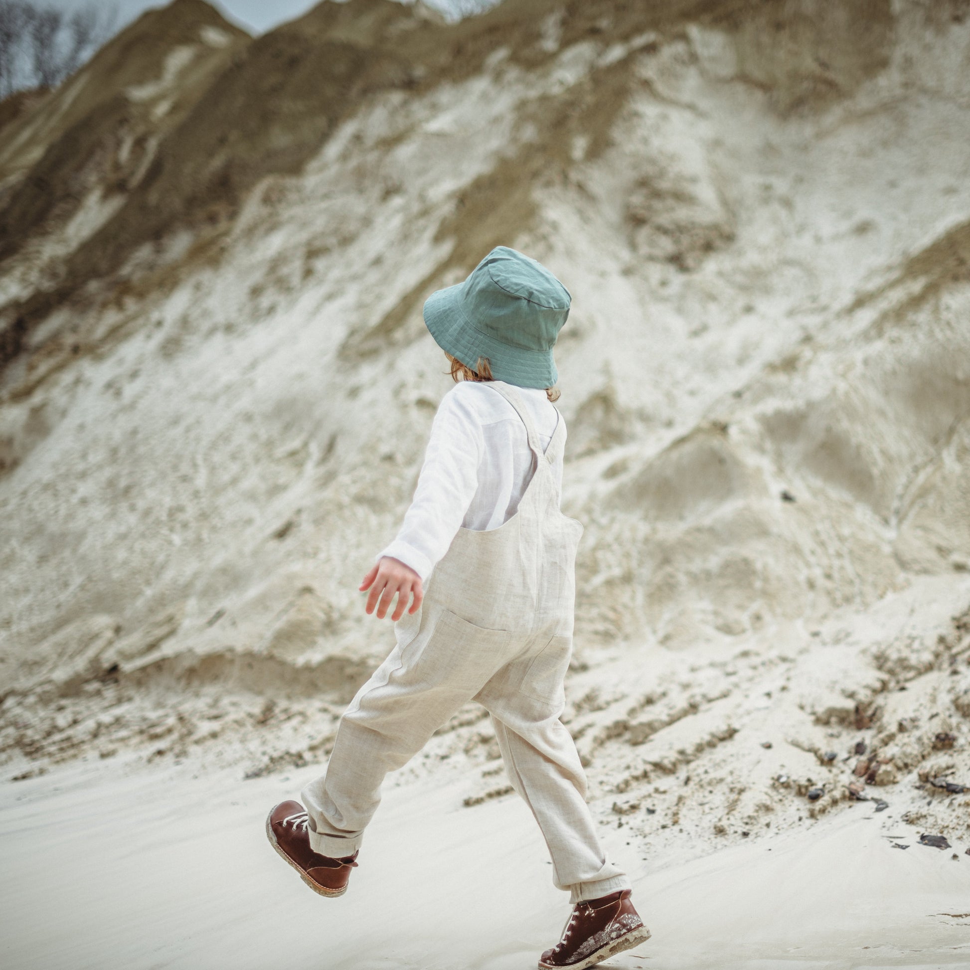 Beige Latzhose und Bucket Hat Kinder