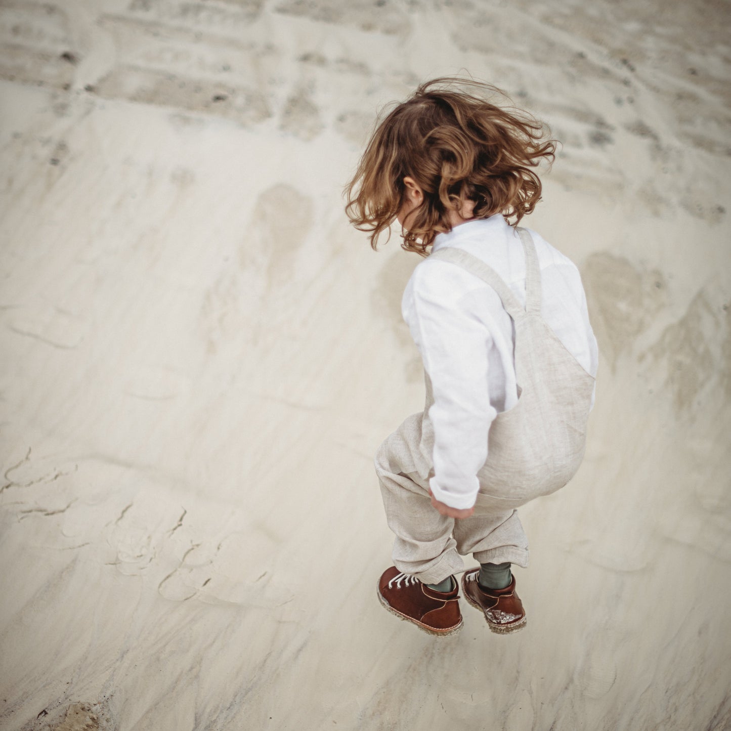 beige Latzhose Kinder