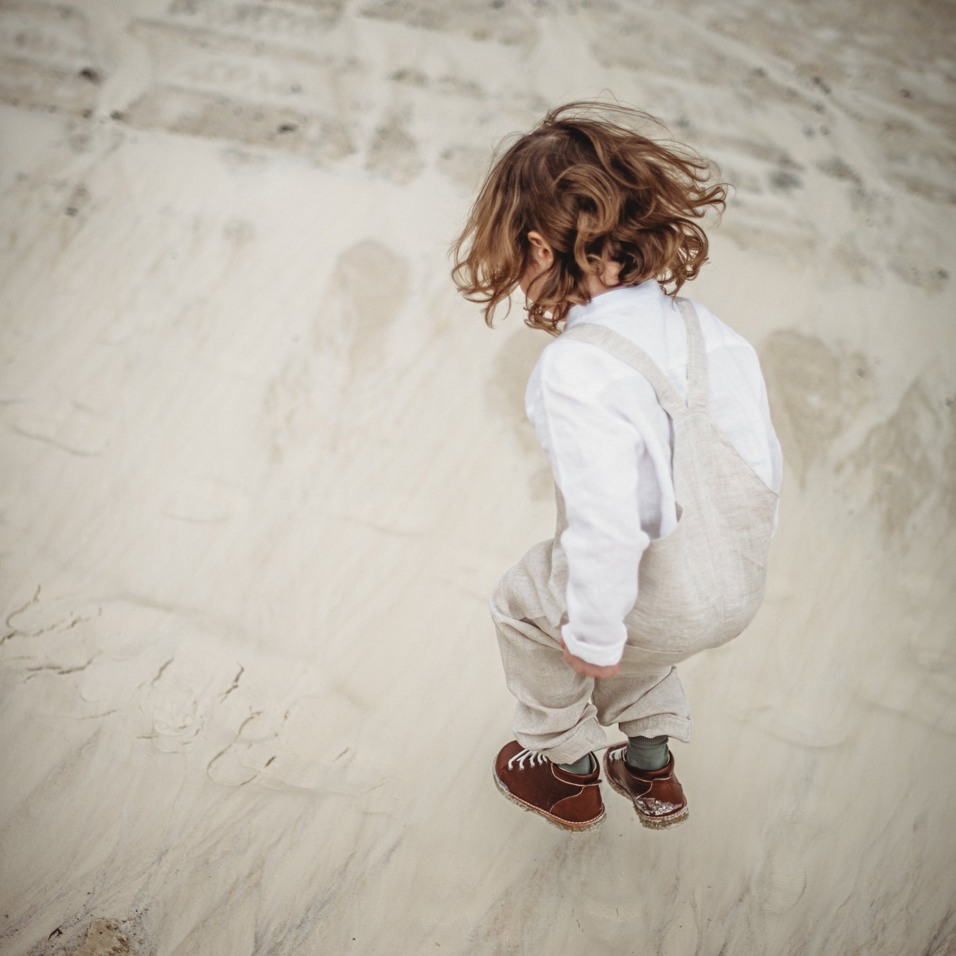 beige Latzhose Kinder